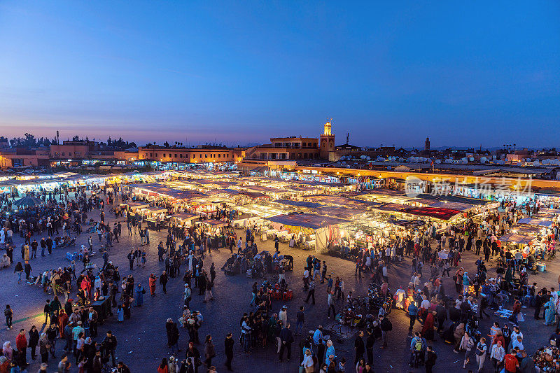 晚上Djemaa El Fna广场，马拉喀什，摩洛哥